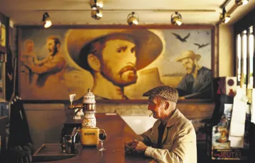 Wnętrze baru sąsiadującego z domem, w którym mieszkał van Gogh. Na ścianie Kirk Douglas w roli malarza w filmie „Pasja życia” z 1956 r. Auvers sur Oise, Prowansja. / fot. Barry Lewis / Corbis