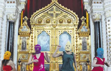 Członkinie zespołu Pussy Riot podczas happeningu w cerkwi Chrystusa Zbawiciela. Moskwa, 21 lutego 2012 r. / Fot. youtube