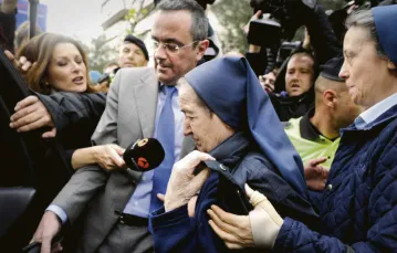 Oskarżona o udział w handlu kradzionymi dziećmi s. Maria Gomez Valbuena opuszcza sąd, gdzie wcześniej odmówiła zeznań. Madryt, 12 kwietnia 2012 r. / Fot. Pedro Armest Re / AFP/ East News