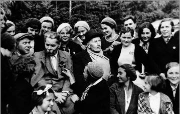 Wśród komsomolskich dziewcząt, od lewej: Aleksander Kosariew, sekretarz generalny Komitetu Centralnego Wszechzwiązkowej Leninowskiej Ligii Młodych Komunistów, Maksym Gorki oraz francuski pisarz Romain Rolland, 1936 r. / fot. Ria Novosti / East News