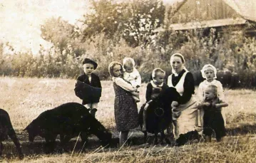 Rodzina Ulmów: matka Wiktoria z dziećmi; zdjęcie wykonane podczas II wojny światowej / fot. archiwum Mateusza Szpytmy