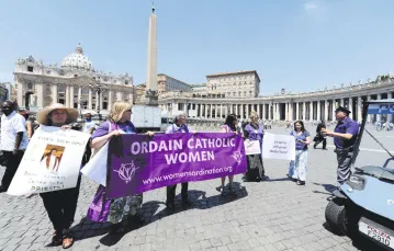 Członkinie amerykanskiego stowarzyszenia na rzecz kapłanstwa kobiet w czasie demonstracji na Placu  / Fot. Alberto Pizzoli, AFP, East News