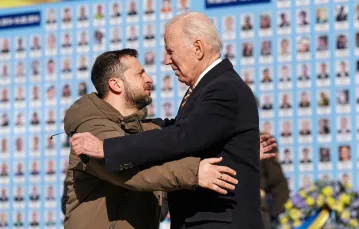 Joe Biden i Wołodymyr Zełenski przed ścianą pamięci w Kijowie, na której umieszczane są zdjęcia poległych ukraińskich żołnierzy. 20 lutego 2023 r. DIMITAR DILKOFF / AFP / EAST NEWS / 