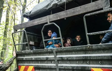 Imigranci z Iraku w wojskowej ciężarówce na granicy polsko-białoruskiej. Hajnówka, 14 października 2021 r. / KACPER PEMPEL / REUTERS / FORUM / 