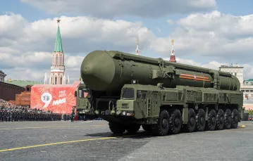 Wyrzutnia międzykontynentalnych rakiet Jars przejeżdża przez Plac Czerwony podczas parady wojskowej z okazji Dnia Zwycięstwa. Moskwa, 9 maja 2023 r. / fot. PELAGIA TIKHONOVA / AFP / EAST NEWS / 