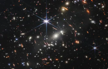 Gromada galaktyk SMACS 0723 na pierwszym, historyczny zdjęciu z teleskopu Webba, które jest zarazem najdalej sięgającym i najostrzejszym obrazem dalekiego Wszechświata / / NASA