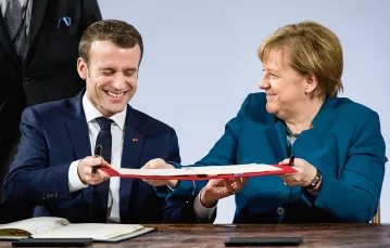 Prezydent Macron i kanclerz Merkel podpisują traktat, Akwizgran, 22 stycznia 2019 r. / FOT. MALTE OSSOWSKI / SVEN SIMON / AFP / EAST NEWS / 