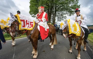Kardynał Gerhard Müller, jeszcze jako prefekt Kongregacji Nauki Wiary, uczestniczy w konnej procesji w Bad Kötzing, Bawaria, 16 maja 2016 r. / FOT. ARMIN WEIGEL / DPA / AFP / EAST NEWS / 