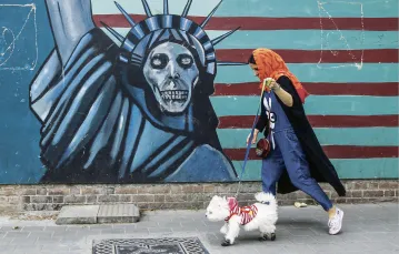 Mural na ścianie byłej ambasady amerykańskiej w Teheranie, 8 maja 2018 r. / VAHID SALEMI / AP / EAST NEWS / 
