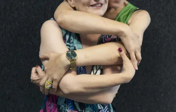 Natalia de Barbaro i Katarzyna Kubisiowska przed studiem Podkastu Powszechnego / fot. Grażyna Makara