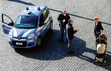 Kontrola policyjna mieszkańców na Piazza del Popolo w Rzymie, 2 kwietnia 2020 r. / FOT. FILIPPO MONTEFORTE / AFP / EAST NEWS / 