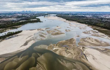Niski poziom wody w Wiśle w pobliżu Warszawy. 19 kwietnia 2022 r. / LUKSZCZEPANSKI / ADOBE STOCK