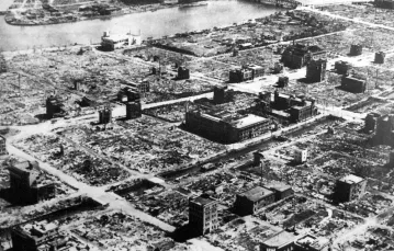 Zniszczona dzielnica Tokio po amerykańskim nalocie dywanowym, po 10 marca 1945 r. / fot. domena publiczna