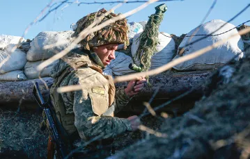Żołnierz ukraiński na linii frontu w pobliżu miasta Awdijiwka, południowo-wschodnia Ukraina, 8 stycznia 2022 r.   / FOT. ANATOLII STEPANOV / AFP / EAST NEWS / 