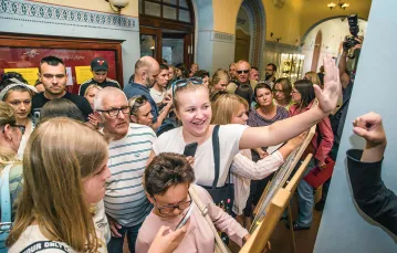 Kandydaci do  VI LO w Bydgoszczy i ich rodzice szukają swoich nazwisk na liście przyjętych. 11 lipca 2019 r. / Roman Bosiacki / Agencja Gazeta / 