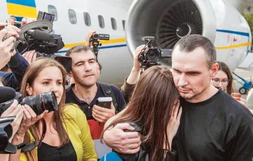 Reżyser Ołeh Sencow z córką po przylocie na lotnisko w Kijowie, 7 września 2019 / Fot.  STR / NurPhoto / Getty Images / 