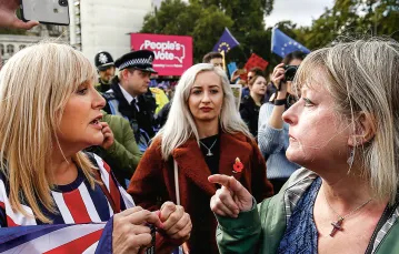 Zwolennicy i przeciwnicy brexitu przed gmachem brytyjskiego parlamentu, Londyn, 19 października 2019 r. / Fot. Henry Nicholls / Reuters / Forum / 