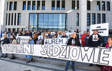 Protest środowiska prawniczego w sprawie sędziego Macieja Ferka zawieszonego za akceptację wyroków TSUE. Kraków, 25 października 2021 r.  / fot. MAREK LASYK / REPORTER / 
