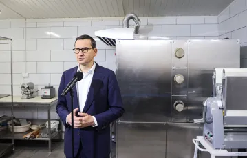 Mateusz Morawiecki z wizytą w firmie „Alania” zajmującej się wyrobami cukierniczo-piekarniczymi. Kuligów, 7 listopada 2022 r. /  / PIOTR MOLECKI / EAST NEWS