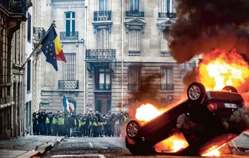Protest „żółtych kamizelek” w Paryżu, 8 grudnia 2018 r./ / FOT. IAN LANGSDON / EPA / PAP