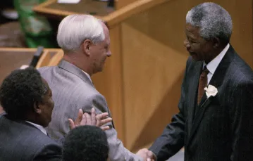 Constand Viljoen i ówczesny prezydent elekt Nelson Mandela w Parlamencie w Kapsztadzie, 9 maja 1994 r. / FOT. John Parkin / ASSOCIATED PRESS/East News / 