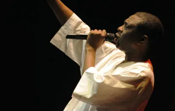 Youssou N'dour na koncercie w Warszawie podczas 5. Festiwalu Skrzyżowanie Kultur / / fot. Henryk Kotowski / Wikimedia / CC BY-SA 3.0