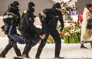 Policja uniemożliwia składanie kwiatów ku czci Aleksieja Nawalnego przed obeliskiem upamiętniającym ofiary represji politycznych, Petersburg, 16 lutego 2024 r. // Fot. AP / East News