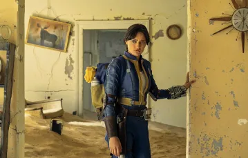 Ella Purnell w serialowej adaptacji gry „Fallout” (2024) // Fot. JoJo Whilden / Materialy prasowe