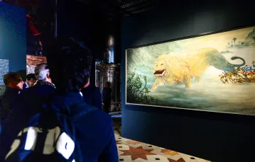 Na wystawie amerykańskiego artysty Waltona Forda „Lion Of God" w Ateneo Veneto. Wenecja, Włochy 17 kwietnia 2024 r. // Fot. Roberto Serra / Iguana Press / Getty Images