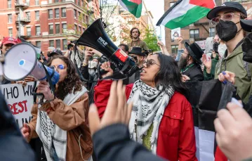 Propalestyńscy demonstranci przed budynkami Uniwersytetu Nowojorskiego. Nowy Jork, 3 maja 2024 r. // Fot. Spencer Platt / Getty Images