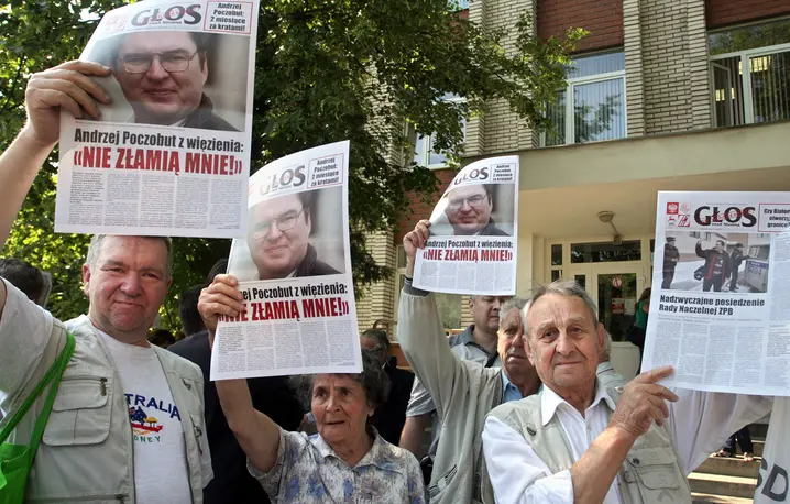 15 lat temu było to możliwe, dziś to niewyobrażalne: rok 2011, białoruscy Polacy protestują przeciw zatrzymaniu Andrzeja Poczobuta. Został on wtedy skazany w zawieszeniu za „zniesławienie” Łukaszenki. // Fot. Tatyana Zenkovich / EPA / PAP