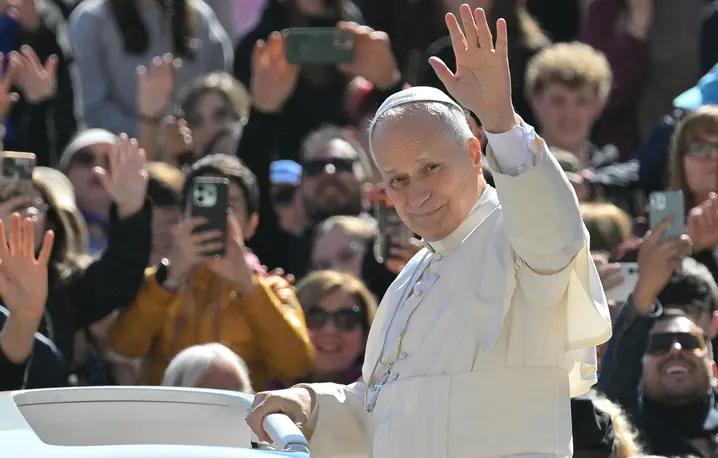 Papież Leon XIV podczas audiencji generalnej na Placu Świętego Piotra. Watykan, 8 kwietnia 2026 r. // Fot. Tiziana Fabi / AFP / East News