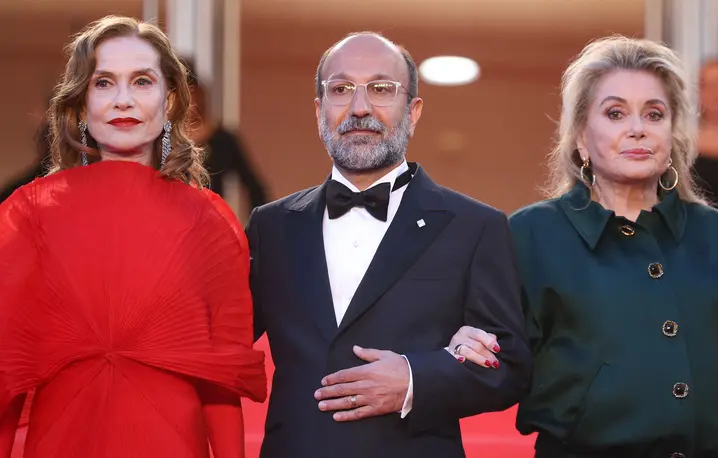 Isabelle Huppert, Asghar Farhadi i Catherine Deneuve podczas pokazu filmu „Historie równoległe” na festiwalu filmowym w Cannes , 14 maja 2026 r. // Fot. Valery Hache / AFP / East News 