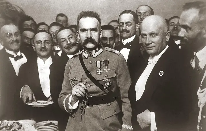 Marszałek Józef Piłsudski w warszawskim hotelu Bristol ogłasza wycofanie się z działalności politycznej. Zdjęcie zrobione w lipcu 1923 roku // Źródło: Wikimedia