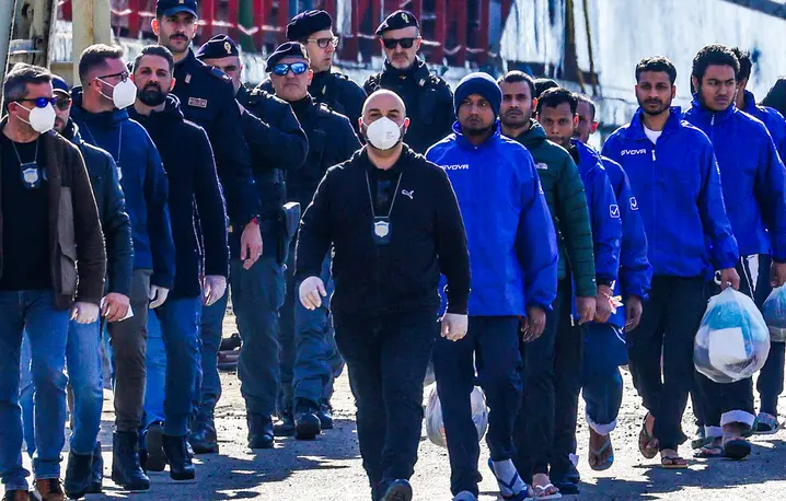 Migranci przywiezieni do portu w Shëngjin w Albanii, dokąd Włochy skierowały 49 osób do ośrodków recepcyjnych w ramach umowy między Włochami a Albanią o prowadzeniu procedur azylowych poza UE, 28 stycznia 2025 r. // Fot. Armando Babani / Matrix / Imago / East News 