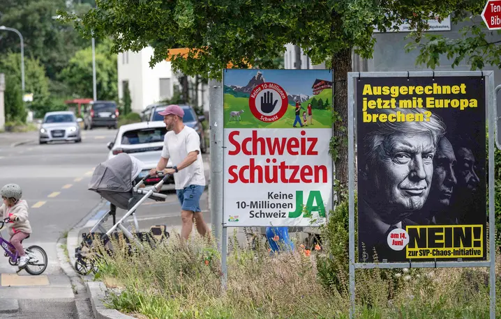 „Chrońmy Szwajcarię!” kontra „Akurat teraz mamy zrywać z Europą?”: plakaty za i przeciw inicjatywie prawicowej partii SVP, która na drodze referendum chce radykalnie ograniczyć imigrację. Gmina Thayngen w kantonie Szafuza, 1 czerwca 2026 r. // Fot. Sebastien Bozon / AFP / East News 