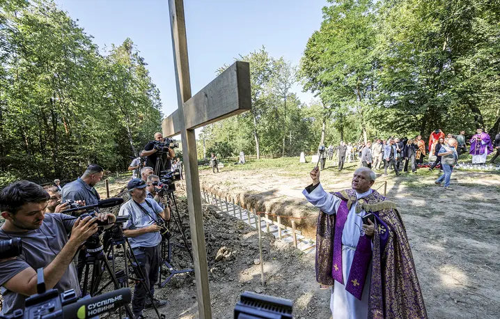 Pogrzeb odnalezionych szczątków ofiar antypolskiej akcji UPA. Dawna wieś Puźniki na historycznym Podolu (obwód tarnopolski), 6 września 2025 r. // Fot. Patryk Ogorzałek / Agencja Wyborcza.pl