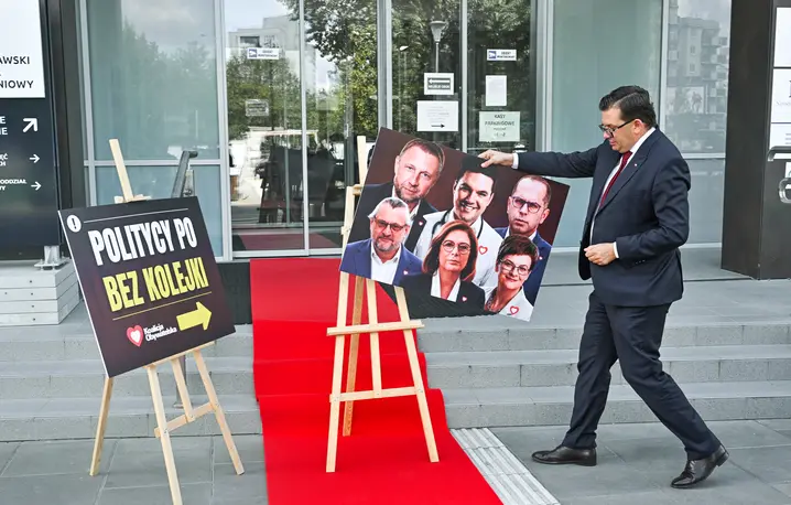 Poseł Prawa i Sprawiedliwości Łukasz Kmita po konferencji prasowej przed Szpitalem Południowym w Warszawie, w którym pracował Dawid Kacprzyk. 17 czerwca 2026 r. // Fot. Radek Pietruszka / PAP