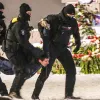 Policja uniemożliwia składanie kwiatów ku czci Aleksieja Nawalnego przed obeliskiem upamiętniającycm Ofiary Represji Politycznych, Petersburg, 16 lutego 2024 r. // Fot. AP / East News