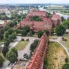 Zamek w Malborku. Na pierwszym planie - odrestaurowane budynki Przedzamcza. Czerwiec 2023 r. // Fot. Materiały prasowe