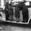Mali pensjonariusze przy ambulansie ofiarowanym przez szwajcarską organizację charytatywną na otwarciu Zespołu Sanatoriów dla dzieci w Rabce Zdroju. Luty 1948 r. // Fot. CAF / PAP