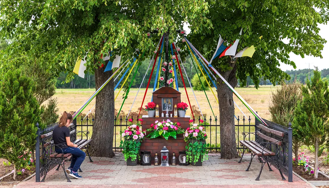 Kapliczka w miejscowości Ignaców w województwie łódzkim, maj 2024 // Fot. Karol Porwich / East News
