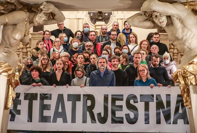 Krzysztof Głuchowski, dyrektor Teatru im. J. Słowackiego (w środku) wraz z zespołem. Kraków, 17 lutego 2022 r. JAKUB WŁODEK / AGENCJA WYBORCZA.PL