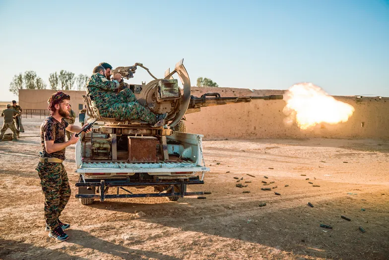 Żołnierze SDF ostrzeliwują pozycje tzw. Państwa Islamskiego pod Dasziszą, czerwiec 2018 r. / Fot. Paweł Pieniążek