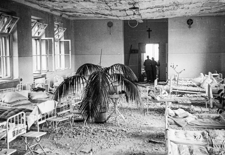 Szpital Przemienienia Pańskiego na Pradze podczas oblężenia Warszawy, wrzesień 1939 r. / JULIEN BRYAN / ARCH. SZCZECIŃSKICH / EAST NEWS