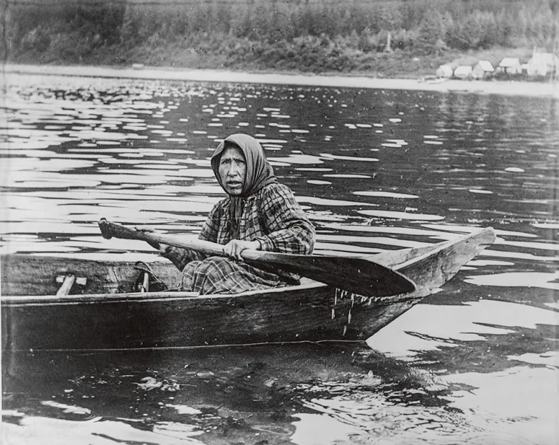 Na terenie dzisiejszej Sitki od wieków znajdowała się osada plemienia Tlingitów. Na zdjęciu: tlingicka kobieta, Alaska, 1903 r. / LIBRARY OF CONGRESS