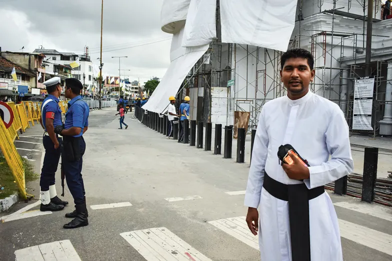 Przed kościołem św. Antoniego w Kolombo, czerwiec 2019 r. / FOT. TOMASZ AUGUSTYNIAK