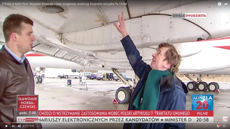 Prof. Wiesław Binienda pokazuje miejsce na lewym skrzydle tupolewa, gdzie według niego miał znajdować się ładunek wybuchowy. 20 lutego 2018 r / YOUTUBE
