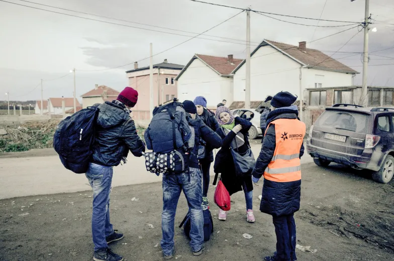 Wolontariusze z grupy „Dobrowolki” w Miratovcu, serbskim miasteczku przy granicy z Macedonią, styczeń 2016 r. / Fot. Terka Teleżyńska