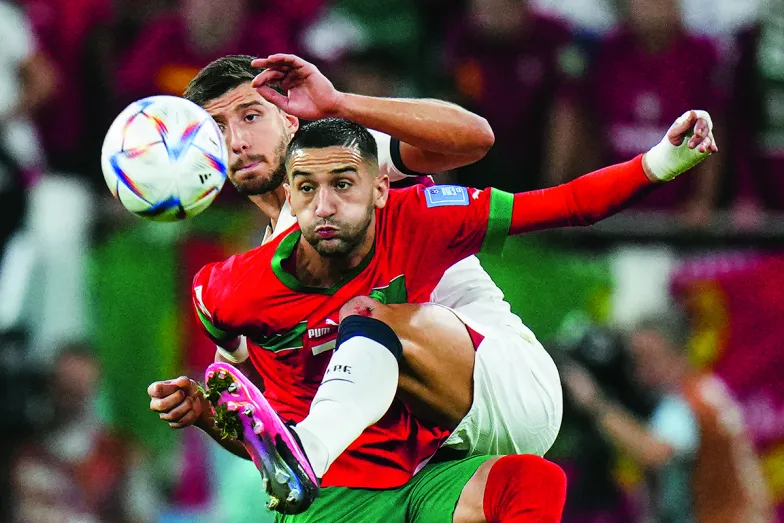 Hakim Ziyech i Rúben Dias podczas meczu Maroka z Portugalią. Katar, 10 grudnia 2022 r. / fot. Petr David Josek / AP / East News